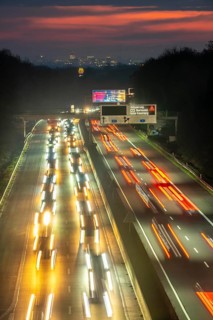 Evening traffic on the A52 motorway, between Düsseldorf and Essen, in front of the Breitscheid