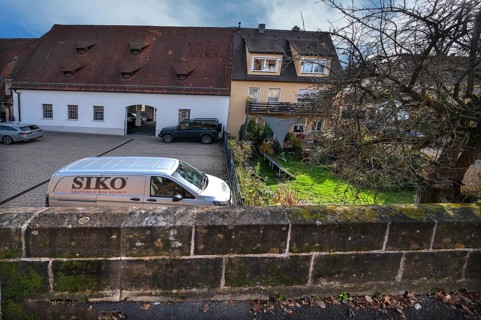 Historic city wall built in the 14th century, old town houses behind, Lauf an der Pegnitz, Middle