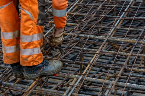 Assembly of reinforcing steel for the reinforced concrete foundation of a wind turbine, a mesh of