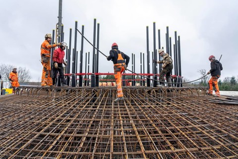 Assembly of reinforcing steel for the reinforced concrete foundation of a wind turbine, a mesh of