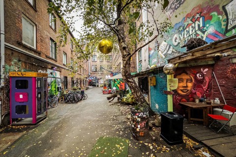 Trendy district with graffiti and installations in the Gängeviertel, Neustadt, Hamburg