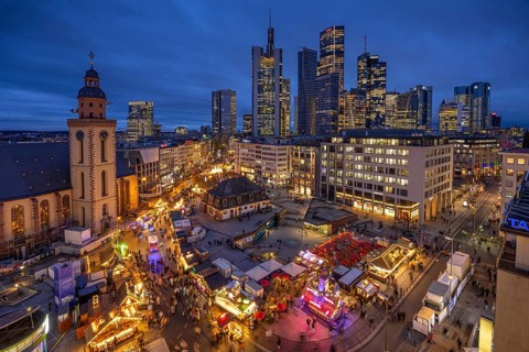 At Hauptwache, in the evening, the stalls of the Frankfurt Christmas Market and behind them the