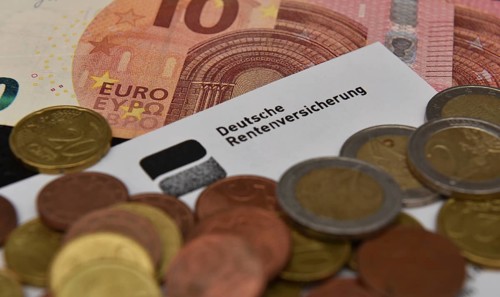 German pension insurance calculates the pension, euro, banknotes, coins