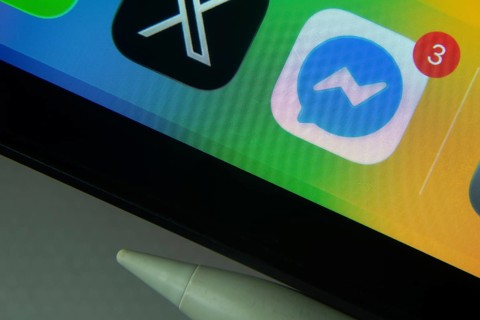 16 Nov 2025- Dhaka, Bangladesh: Messenger and other app icons with a digital pen on a iPad screen