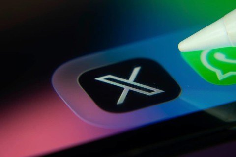 16 Nov 2025- Dhaka, Bangladesh: Close-up of X app icons on a iPad screen