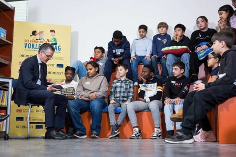 Thorsten Frei, head of the Federal Chancellery, is reading the book The Message in a Bottle by