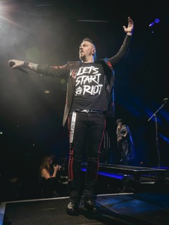Singer Adam Gontier from Three Days Grace live on tour 25 at Berlin's Tempodrom on 19.11.2025