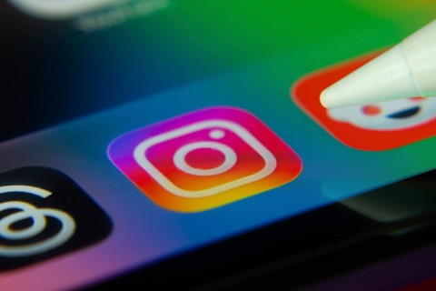 16 Nov 2025- Dhaka, Bangladesh: Stylus touching the Instagram app icon on a smartphone screen