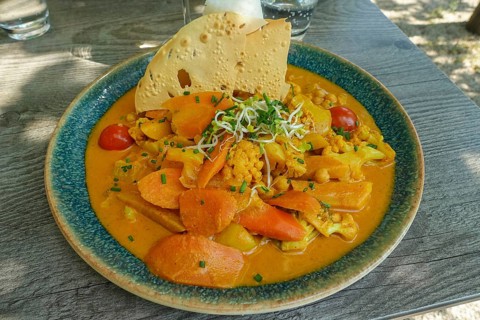Asian cuisine, mixed vegetables, carrots, cauliflower, bamboo, cherry tomatoes, curry sauce,