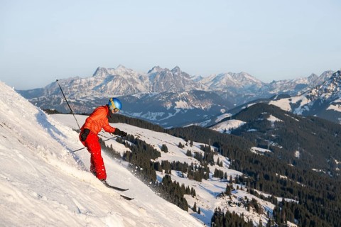 Skiers, downhill Hohe Salve, back Loferer Steinberge, SkiWelt Wilder Kaiser Brixenthal, Hochbrixen,