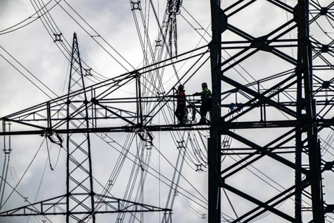 Work on a 380 kV high-voltage overhead line, new construction, along the A57 motorway, near