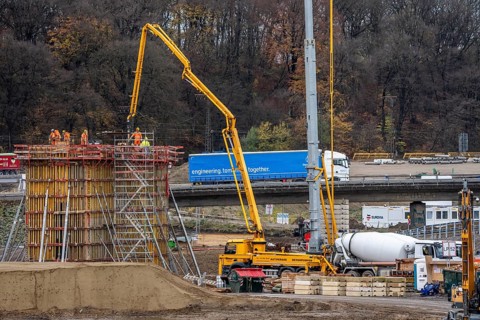 Concreting of a new bridge pillar at the Duisburg-Kaiserberg motorway junction, complete conversion