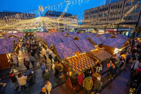 Pre-Christmas time, visitors to de, Christmas market in downtown Essen, on Kennedyplatz, the market