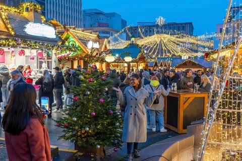 Pre-Christmas time, visitors to de, Christmas market in downtown Essen, on Kennedyplatz, the market