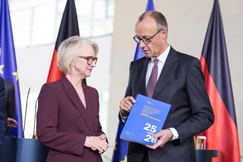 Prof. Dr. Monika Schnitzer (Chair of the Council of Experts) and Friedrich Merz (Federal Chancellor