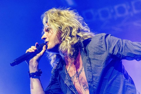 Hannes Braun, singer of the band Kissin' Dynamite live on Back with a Bang World Tour at Capitol