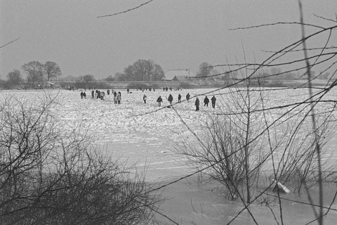 People walk across ice rink, frozen Elbe, Bleckede, Lower Saxony, Germany, February 9, 1996,
