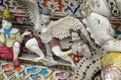 Decorative elements with pop culture references (for example comics, superheroes) in the stucco and