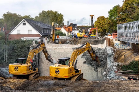 Demolition of an old road bridge, Weierstraße, then new construction of the bridge for the