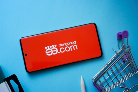 Dhaka, Bangladesh- 03 July 2025: Smartphone displaying Dangdang.com logo with shopping cart on a