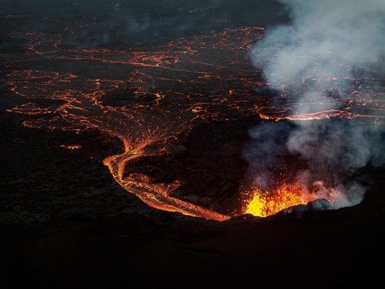 Lava, volcanic eruption, volcano, ash cloud, aerial view, Sundhnúkur crater chain, July 2025,
