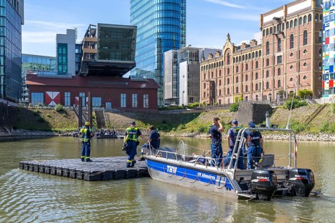 Transport of a floating platform with the jet-float system, this can be used as a work platform,