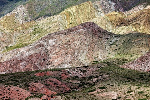 The picture shows colorful, diverse mountains with a wealth of natural colors and shapes, the