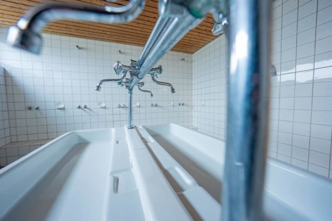 Laundry room with several taps and tile walls, modern and functional, Schlehengäu Grund Schule