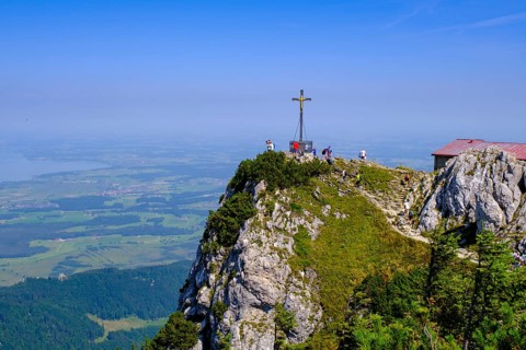 Bergsteiger am summit cross, am Hochfelln, Bergen, Chiemgau, Upper Bavaria, Bavaria, Germany