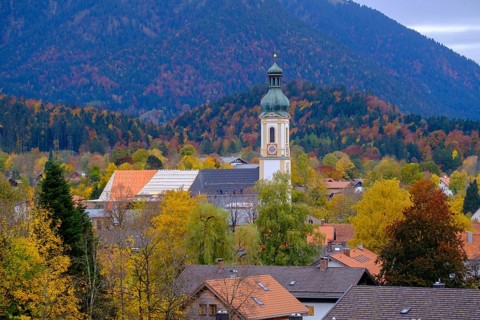 Lenggries, mit Pfarrkirche St. Jakob, Isartal, Upper Bavaria, Bavaria, Germany