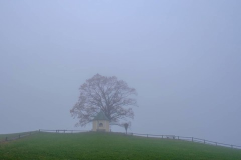 Fog an der Aussichtskapelle am Obereck Törwang, Samerberg, Upper Bavaria, Bavaria, Germany
