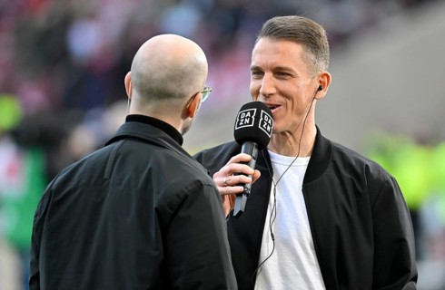 Coach coach Daniel farmer VfL Wolfsburg interviewed microphone micro logo DAZN soccer Bundesliga,