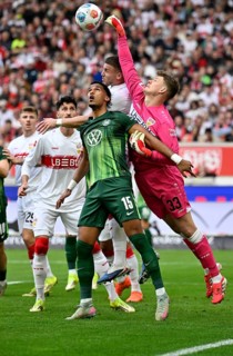 Penalty area scene, goal area scene Goalkeeper Alexander Nübel VfB Stuttgart (33) against Moritz