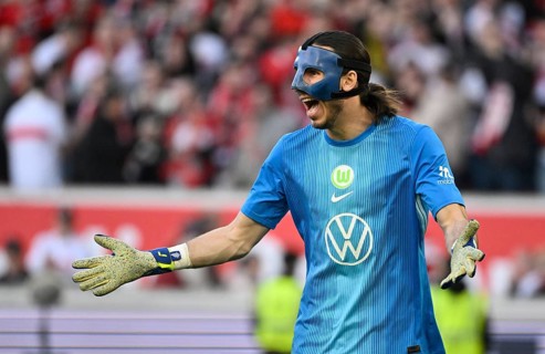 Kamil Grabara VfL Wolfsburg (01) with carbon mask, disappointed gesture gesture Bundesliga