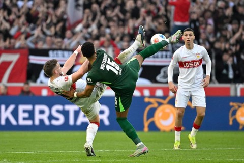 Football ballet, duel, action Moritz Jenz VfL Wolfsburg (15) against Ermedin Demirovic VfB