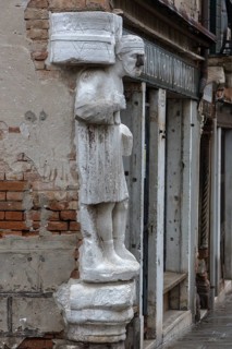 Marble statue of a merchant family from the 13th and 14th century, Campo dei Mori in the Cannaregio