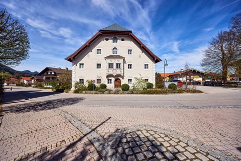 Houses, alpine buildings, general architecture, façade with bay window, windows and façade