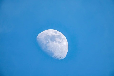 The moon, crescent, increasing