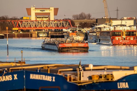 Inland vessels, in the port canal in the port of Ruhrpott, have left the Meiderich canal lock, from