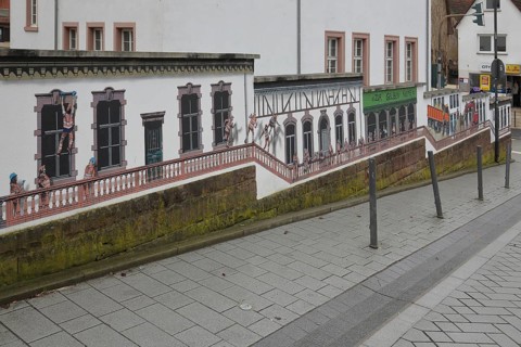 Mural Baubau von Jaune 2020, alleyway art, graffiti, balustrade, construction workers climbing at