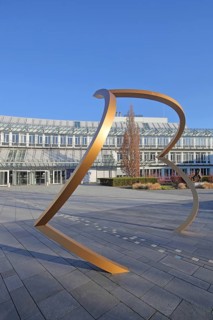 Sculpture The squaring of the circle by the artist collective Troika 2023, modern art, abstract