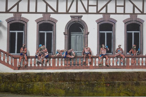 Mural Baubau von Jaune 2020, alleyway art, graffiti, construction workers sitting on parapet during