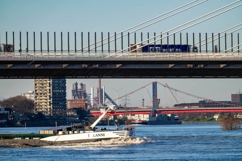 Shipping on the Rhine near Duisburg-Homberg, new A40 motorway bridge, Neuenkamp Rhine bridge, first