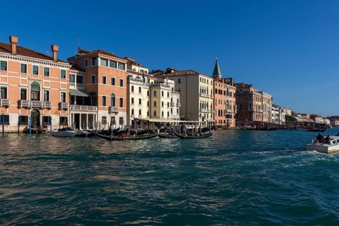 Palazzi on the Grand Canal, gondolas with tourists, Venice, Veneto, Italy