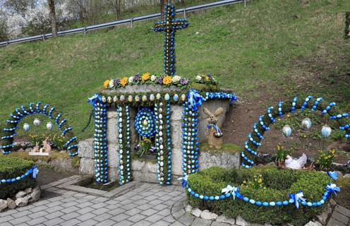 Easter fountain in Tiefenpölz, Markt Heiligenstadt, Franconian Switzerland, Bamberg district, Upper