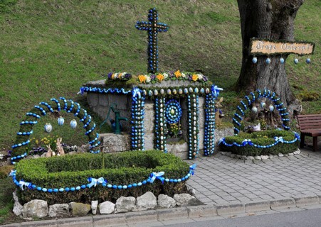 Easter fountain in Tiefenpölz, Markt Heiligenstadt, Franconian Switzerland, Bamberg district, Upper