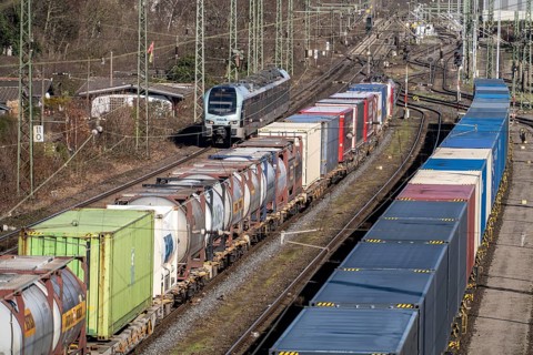 Local trains on the line, container trains in the freight yard, so-called installation tracks in