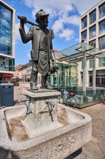 Häckerbrunnen, fountain with bronze sculpture, sculptor Richard Rother, general architecture,