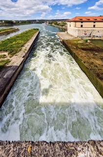 River Main, barrage, general architecture, hilly landscape, forest, total blue sky, cumulus clouds,
