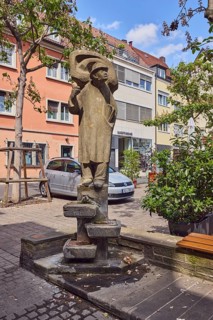 Lauscherbrunnen, stone fountain, sculpture of a person, sculptor Oskar Müller, public art,